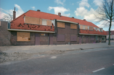 852424 Gezicht op de dichtgetimmerde en voor sloop bestemde huizen Maasstraat 55 (links) -47 te Utrecht.